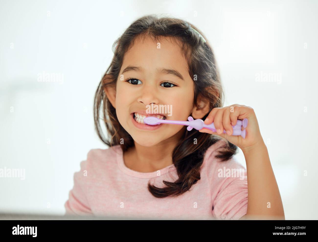 Niña Sepillandose Sus Dientes Fotografías E Imágenes De Alta Resolución Alamy 