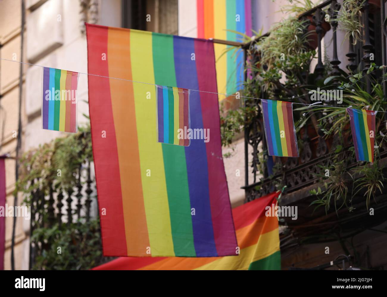 Madrid, España. 7th de junio de 2022. LGBTQ+ banderas de orgullo en exhibición en las calles del distrito de Chueca durante la Semana del Orgullo en Madrid, España. Crédito: Isabel Infantes/Alamy Live News Foto de stock