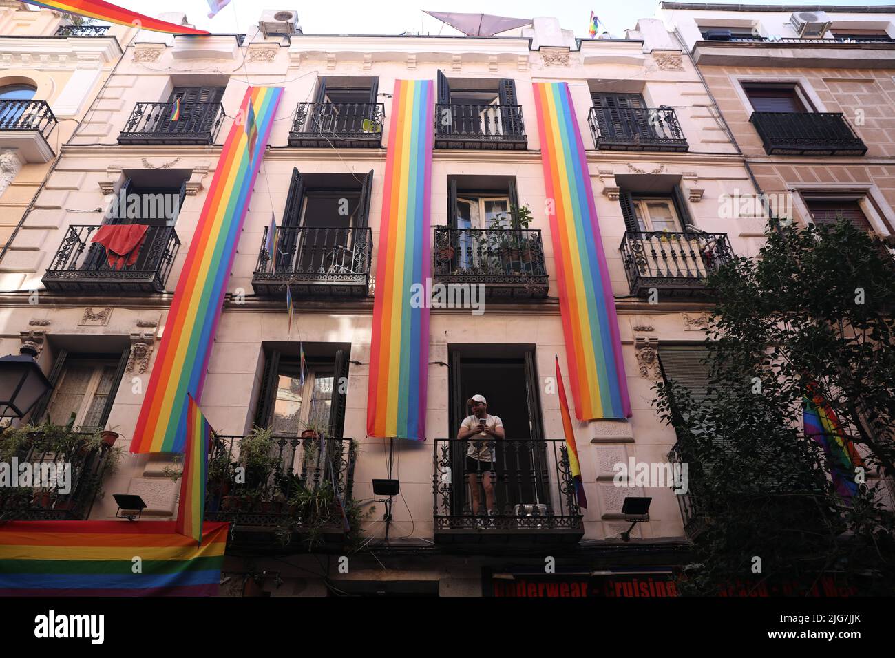Madrid, España. 7th de junio de 2022. LGBTQ+ banderas de orgullo en exhibición en las calles del distrito de Chueca durante la Semana del Orgullo en Madrid, España. Crédito: Isabel Infantes/Alamy Live News Foto de stock