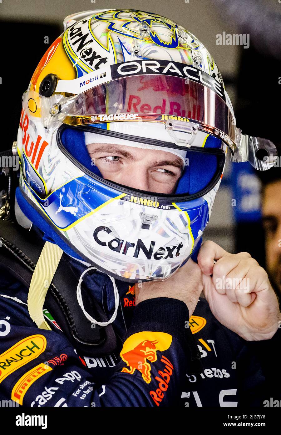 SPIELBERG - Max Verstappen (Red Bull) se pone su casco especialmente diseñado en la botita durante la práctica 1 antes del Gran Premio de Austria F1 en el Red Bull Ring el 8 de julio de 2022 en Spielberg, Austria. ANP SEM VAN DER WAL Crédito: ANP/Alamy Live News Foto de stock