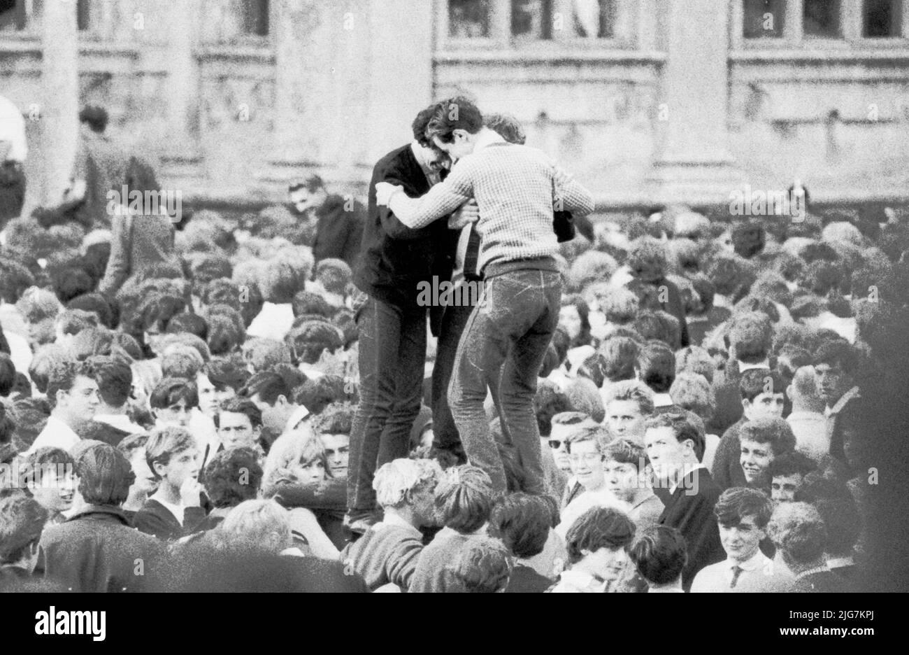 La multitud celebraba antes del concierto de 1964 de los Rolling Stones en la escalera delantera de Longleat House en Wiltshire. Fotos tomadas de entre th Foto de stock