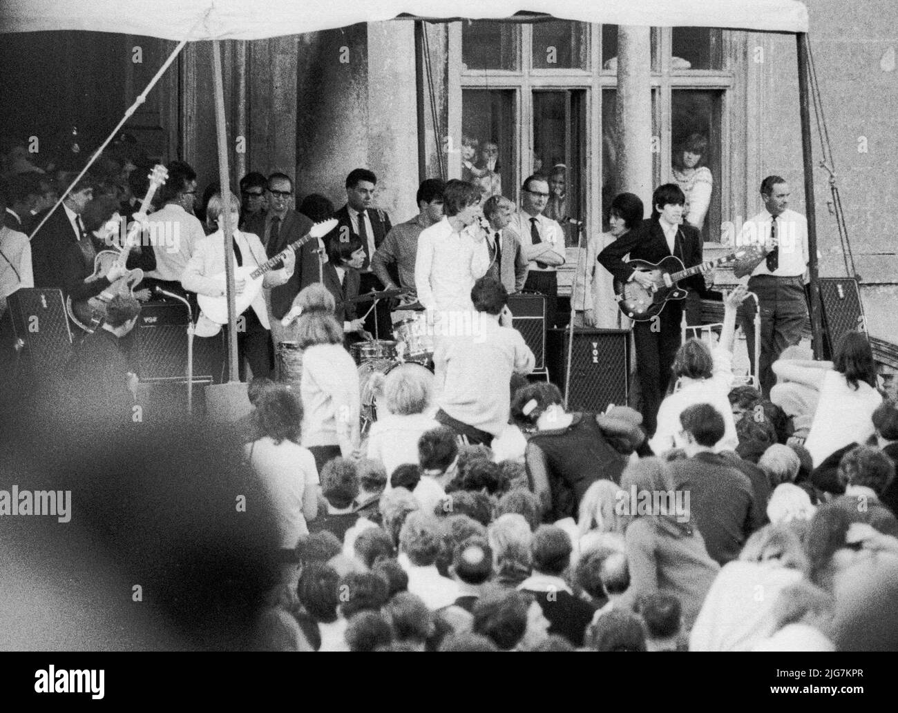 1964 Un concierto de los Rolling Stones celebrado en la primera escalera de Longleat House en Wiltshire.Fotos tomadas entre la multitud en blanco y negro Kodak Foto de stock