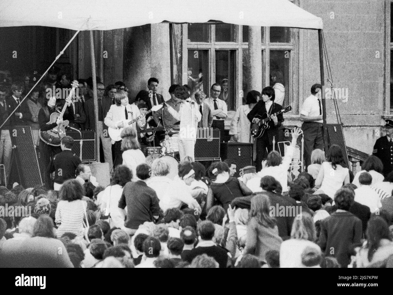 1964 Un concierto de los Rolling Stones celebrado en la primera escalera de Longleat House en Wiltshire.Fotos tomadas entre la multitud en blanco y negro Kodak Foto de stock