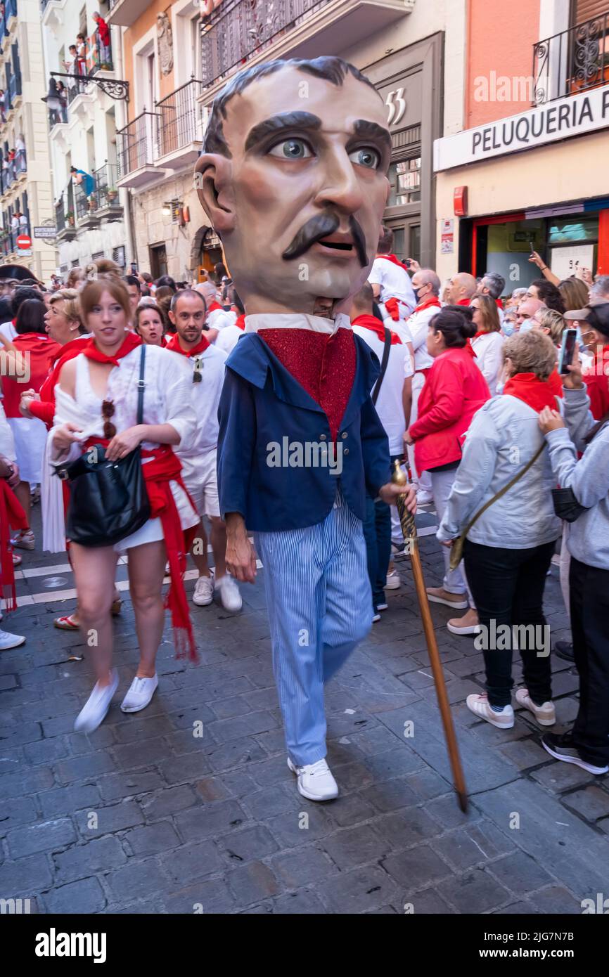 Grandes cabezas en la procesión del día de San Fermín. 07 de julio de 2022. Calle alta. Pamplona, Navarra, España, Europa. Foto de stock
