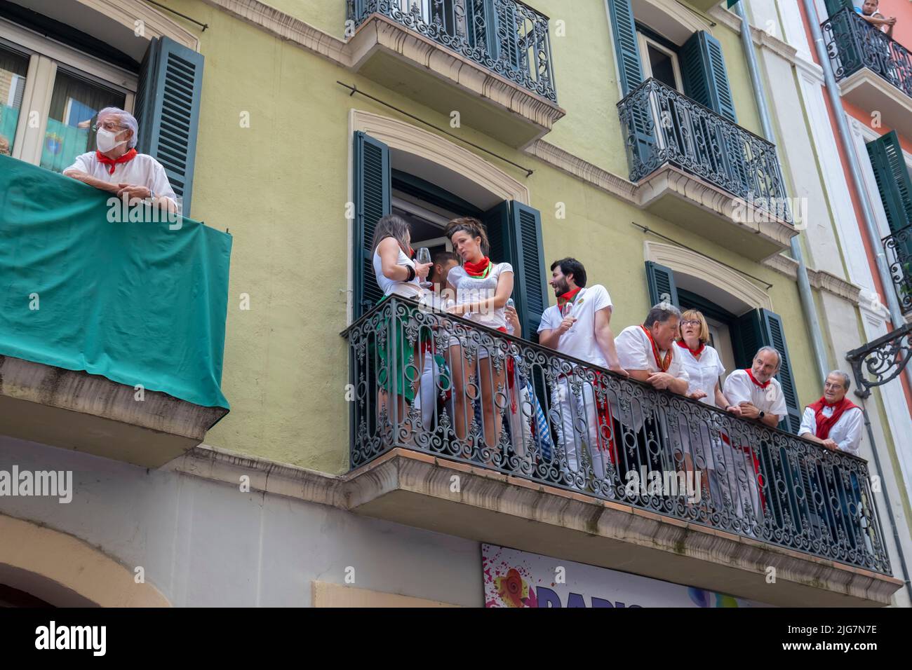 Gente en los balcones mirando la procesión el día de San Fermín. 07 de julio de 2022. Pamplona, Navarra, España, Europa. Foto de stock