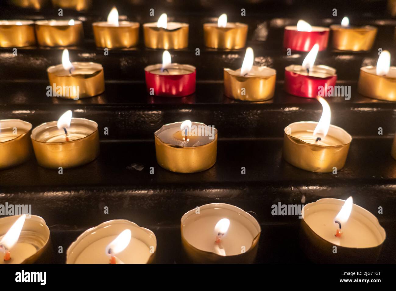 Velas de Oración en la Catedral de San Andrés en la ciudad de Amalfi, Salerno, Campania, Italia Foto de stock