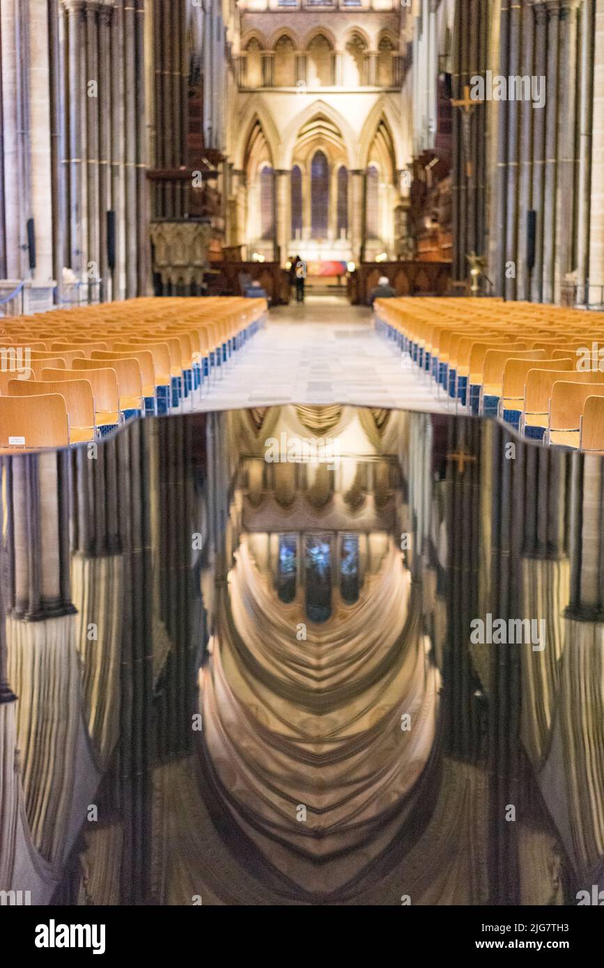 Fuente grande contemporánea en la Catedral de Salisbury en Inglaterra Foto de stock