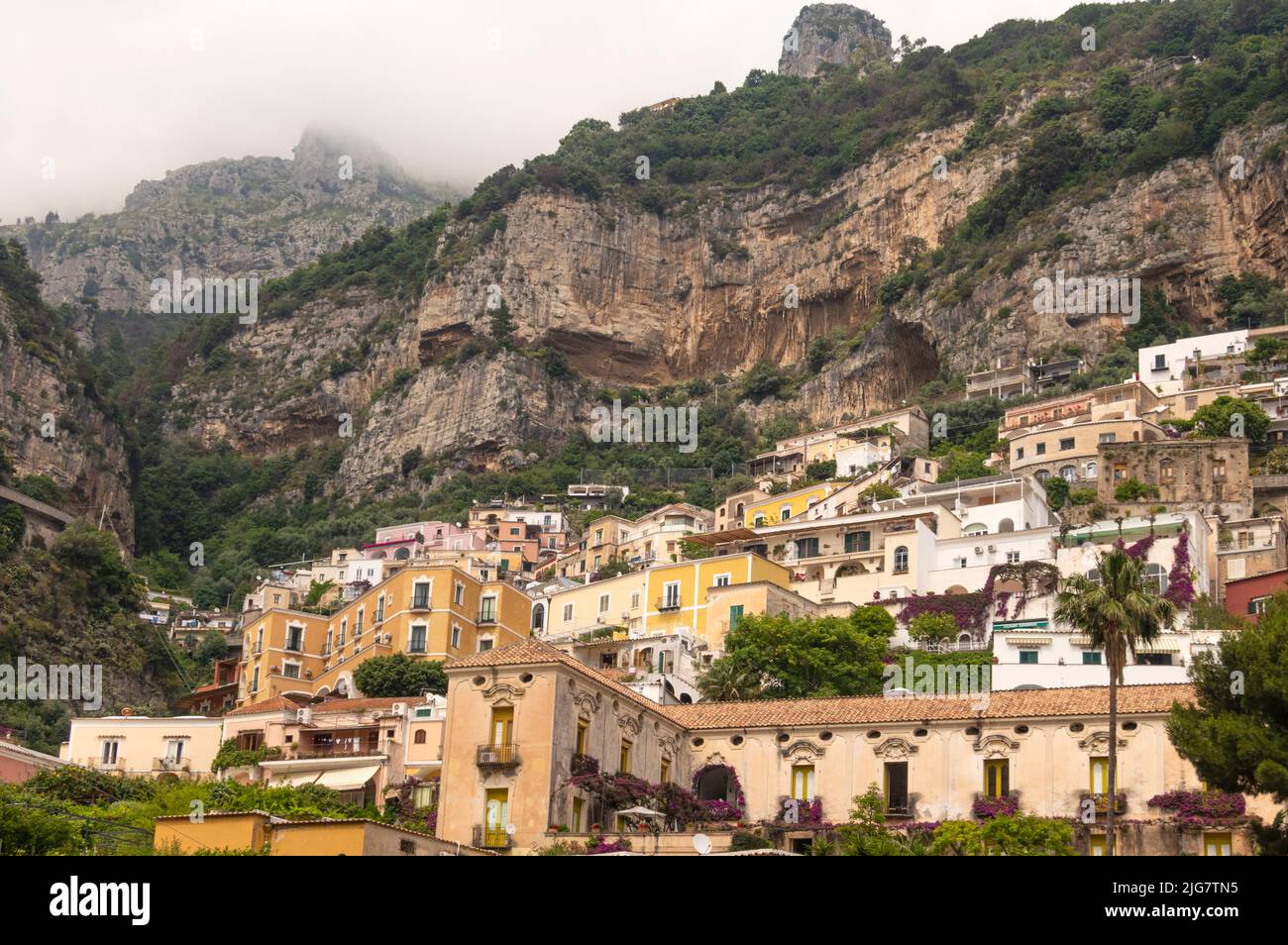 El pueblo de Positano en la costa de Amalfi, provincia de Salerno, Campania, Italia Foto de stock