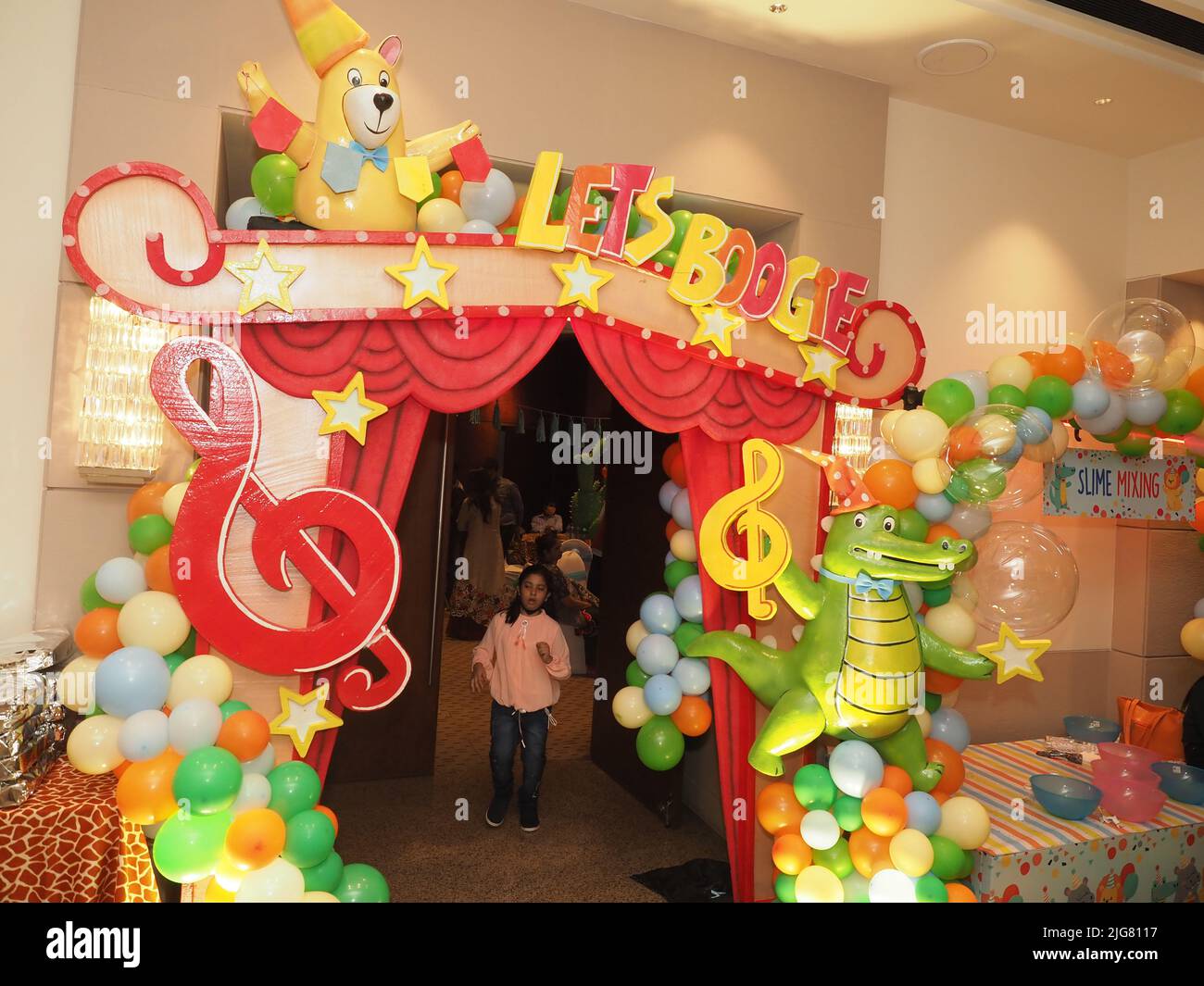Zona De Fotos Para Una Fiesta Infantil Con Un Bar De Caramelos. Decoración  De Cumpleaños. Imagen de archivo - Imagen de postre, decorativo: 205676393