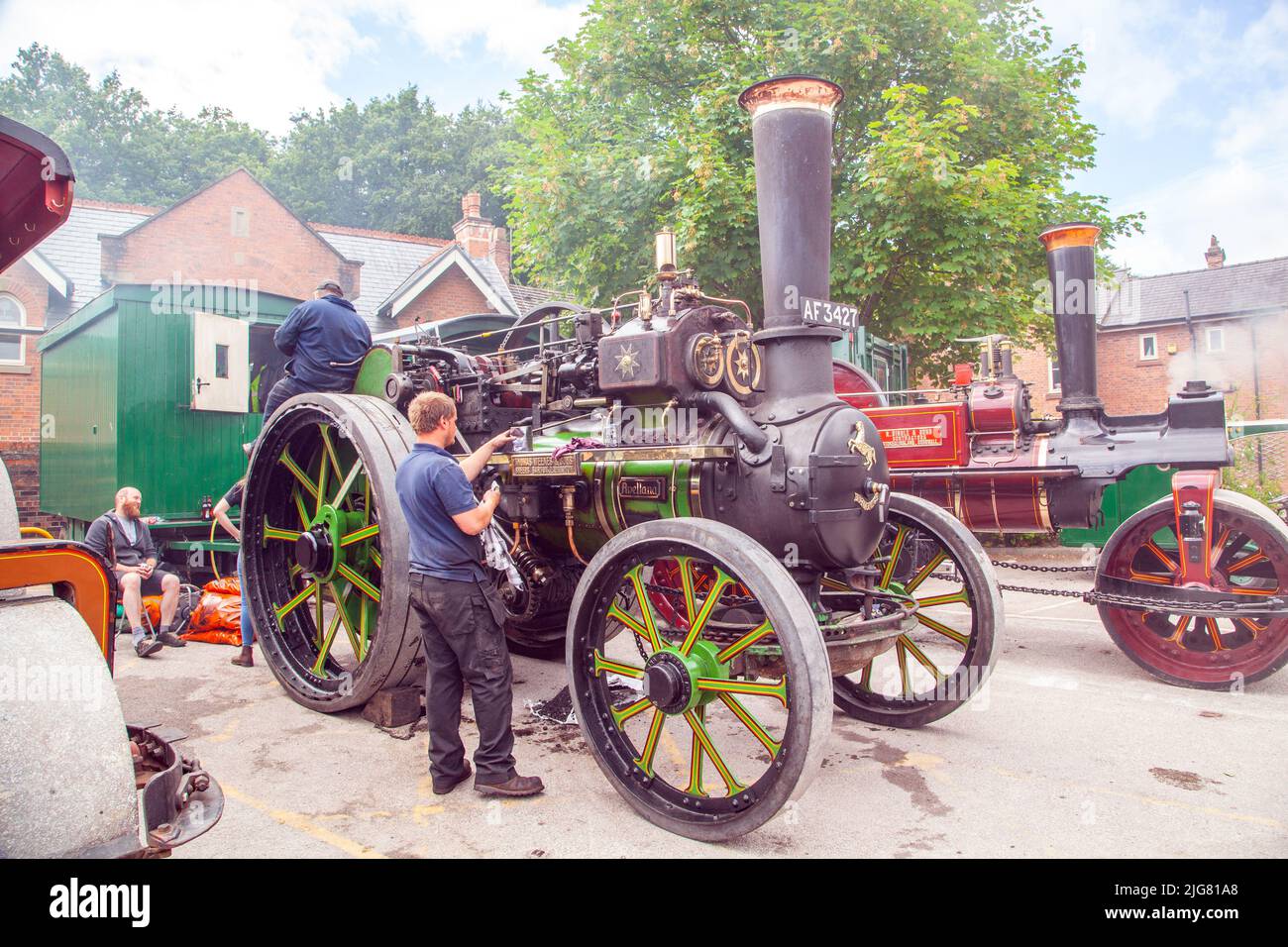 Hombre trabajando en su motor de tracción de vapor en la recogida de transporte de Lymm Cheshire Foto de stock