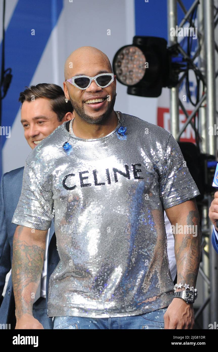 Nueva York, EE.UU. 08th de julio de 2022. El rapero Flo Rida actúa en la serie de televisión 'Fox and Friends' All-American Summer Concert Series el 8 de julio de 2022 en la ciudad de Nueva York. (Foto de Efren Landaos/Sipa USA) Crédito: SIPA USA/Alamy Live News Foto de stock