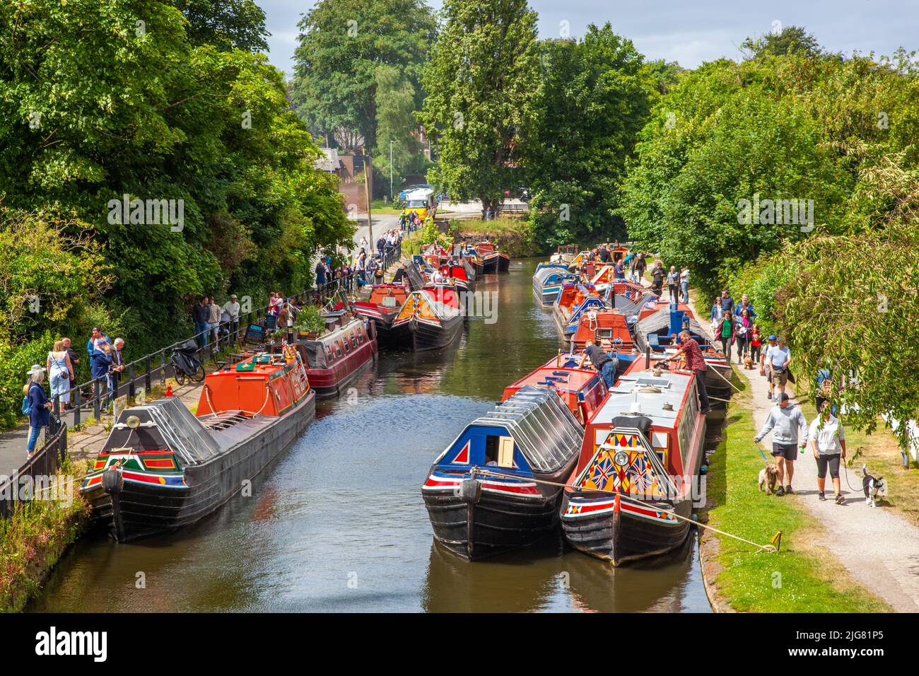 Festival Reunión de barcos estrechos en el canal Bridgewater en el pueblo de Cheshire en Lymm, Inglaterra Foto de stock