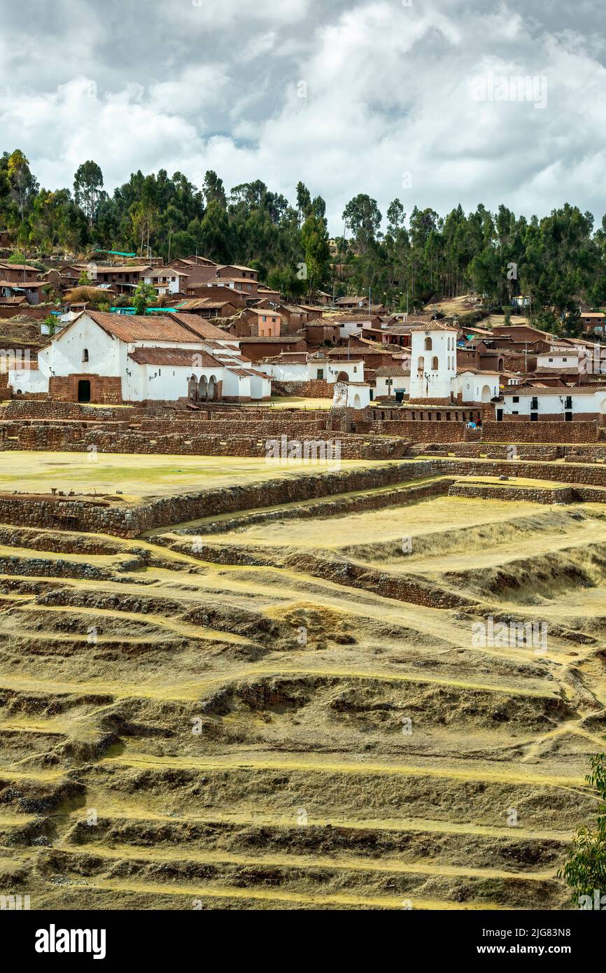 Pueblo de Chinchero y terrazas agrícolas, Cusco, Perú Foto de stock