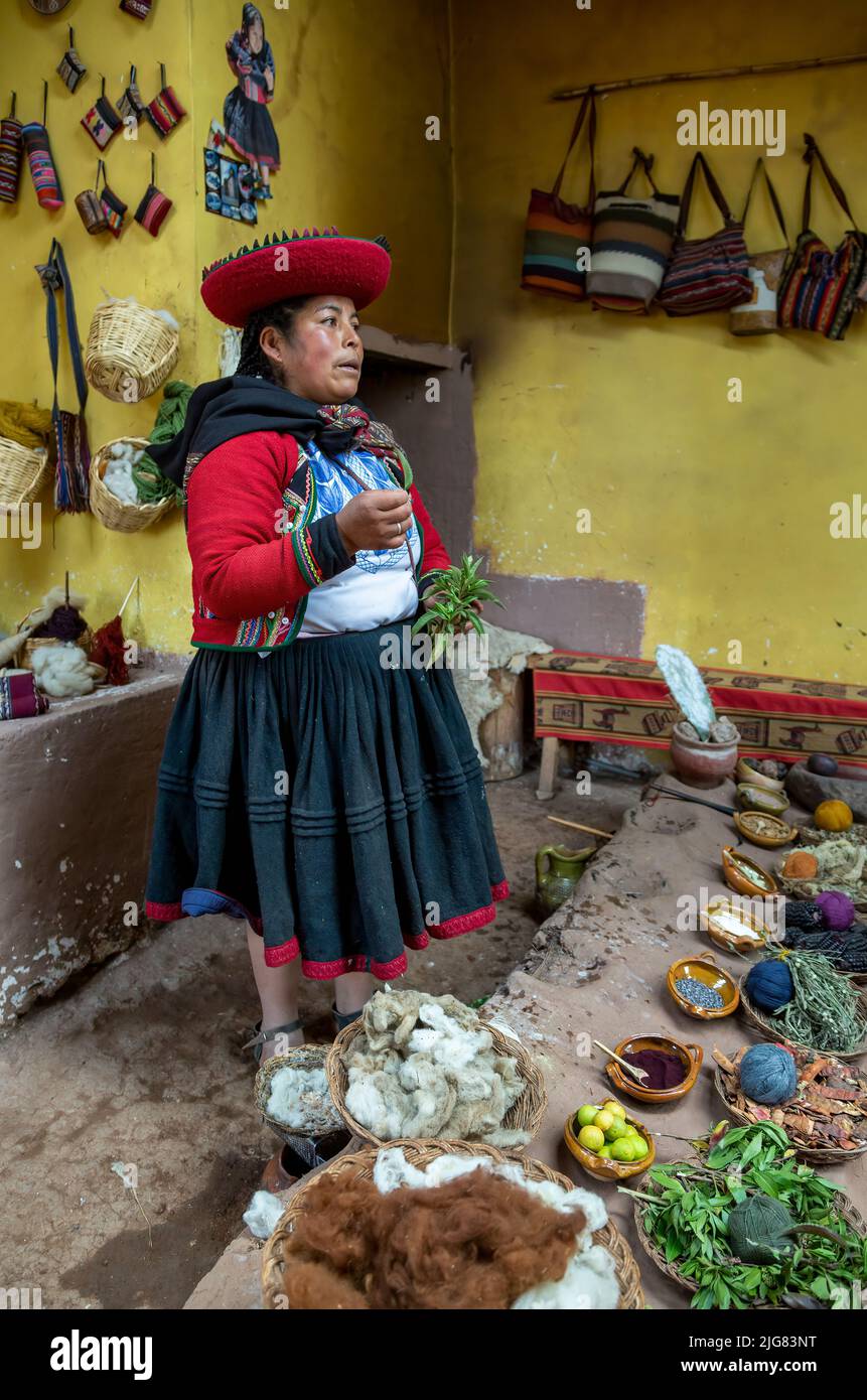 Mujer Quechua Chaska (Star) realizar demostración de tejer, El Balcón del Inka Weaver's shop, Chinchero, Cusco, Perú Foto de stock
