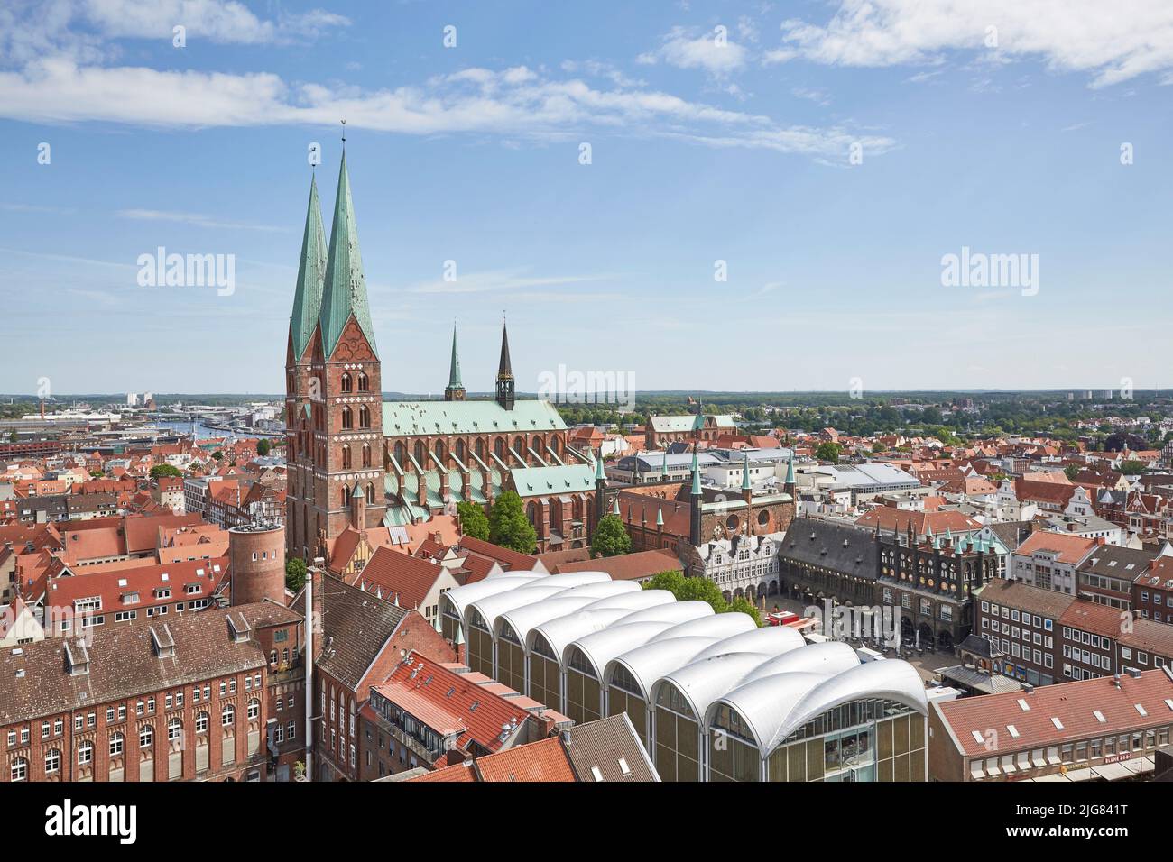 Alemania, Schleswig-Holstein, Lübeck, vista de la ciudad con la iglesia de Santa María y el ayuntamiento Foto de stock