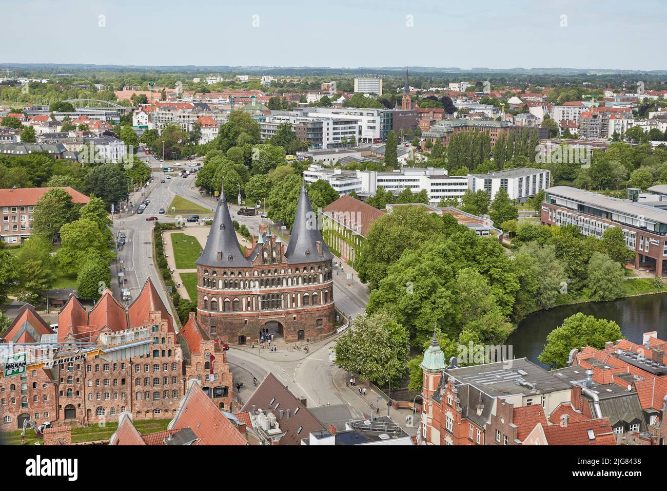 Alemania, Schleswig-Holstein, Lübeck, Holstentor vista de pájaro Foto de stock