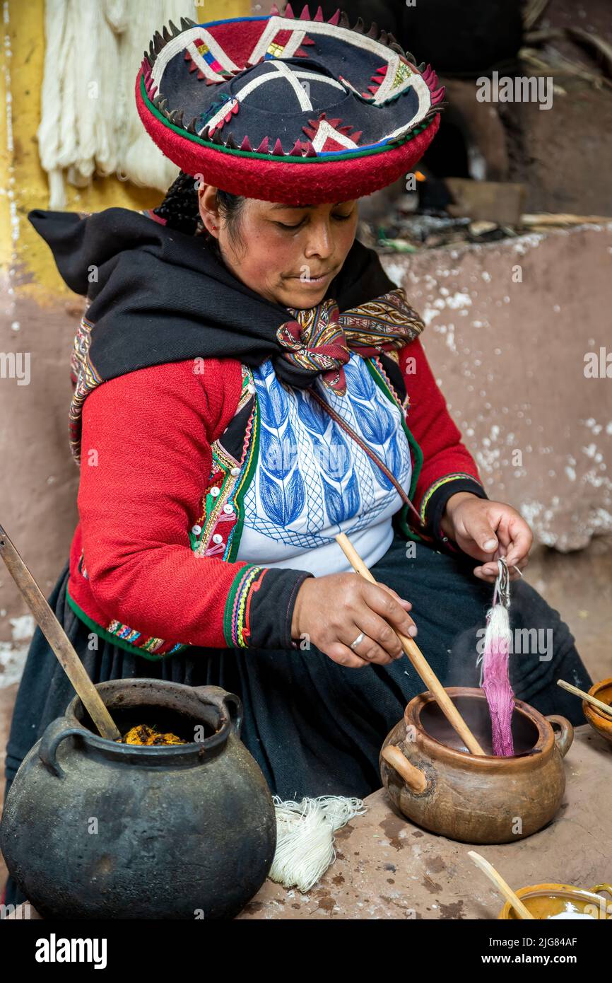 Mujer Quechua Chaska (Star) realizar demostración de tejer, El Balcón del Inka Weaver's shop, Chinchero, Cusco, Perú Foto de stock
