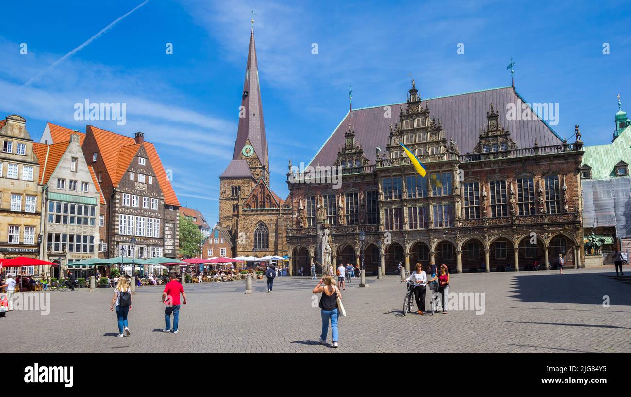 Plaza del mercado principal con la torre de la iglesia y el ayuntamiento en Bremen, Alemania Foto de stock