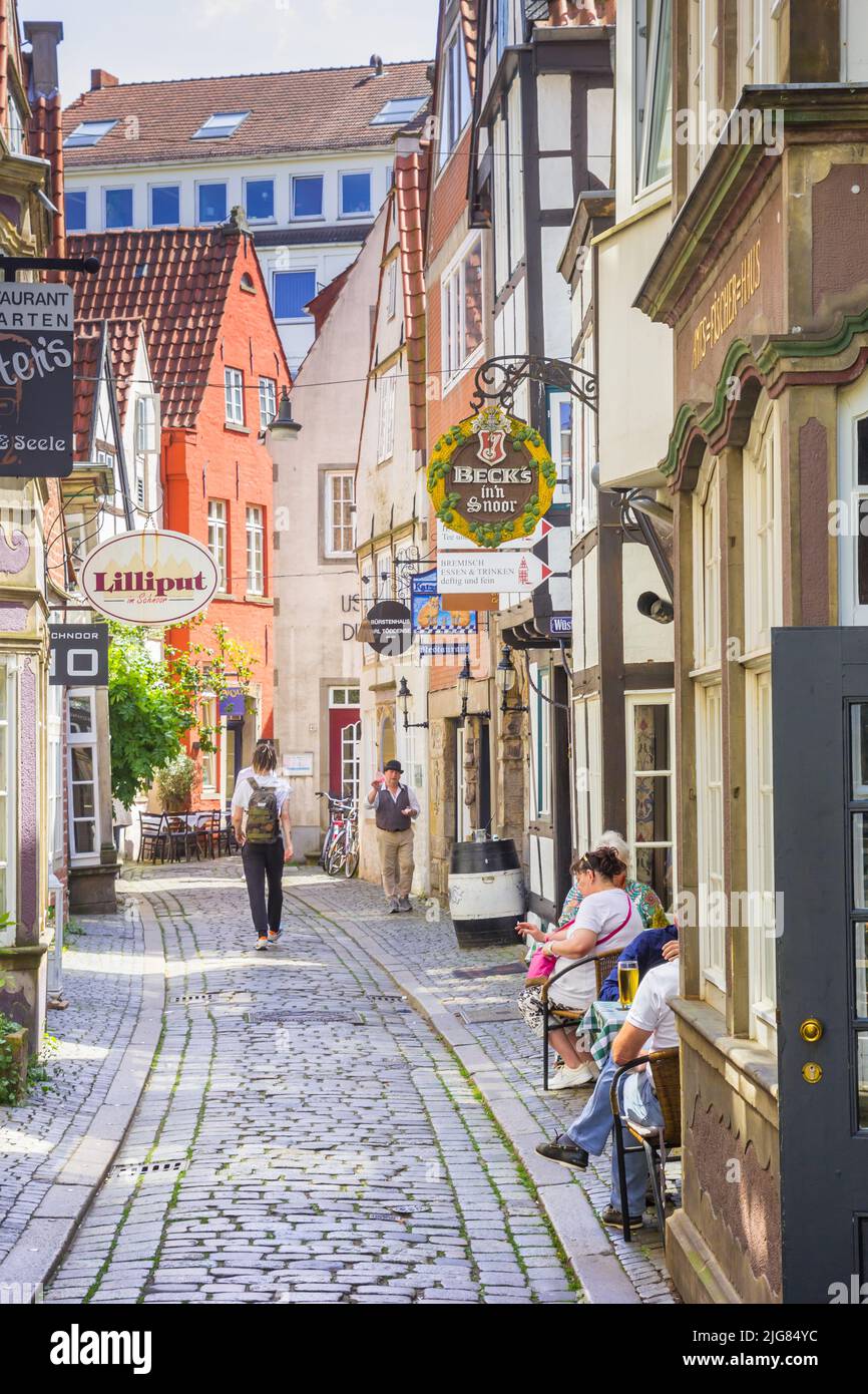 Calle estrecha adoquinada en el barrio Schnoor de Bremen, Alemania Foto de stock
