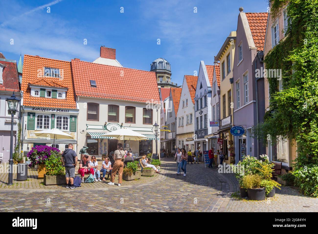 Pequeña plaza en el barrio Schnoor de Bremen, Alemania Foto de stock
