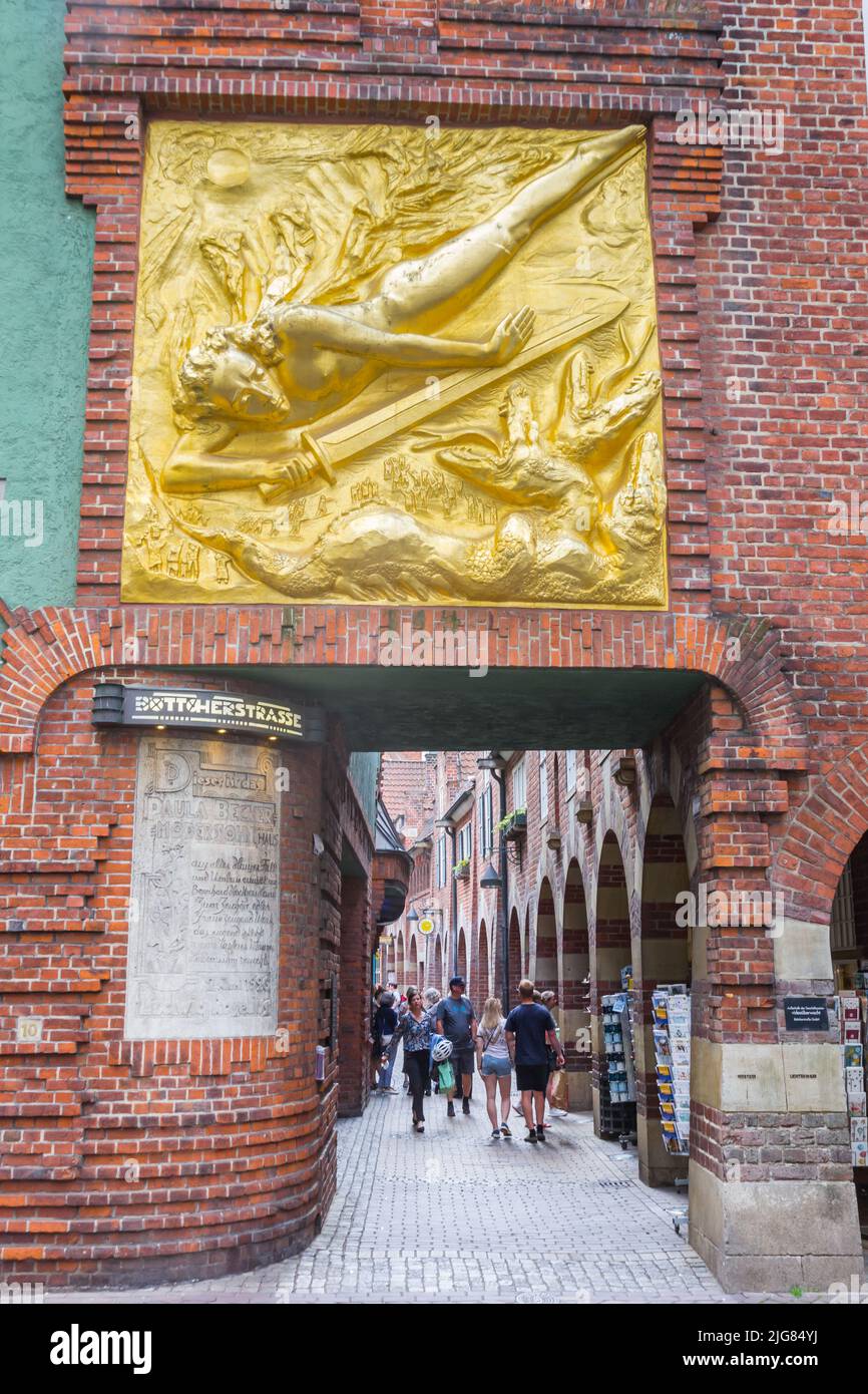 Placa de oro sobre la entrada a la histórica calle Boettcherstrasse en Bremen, Alemania Foto de stock