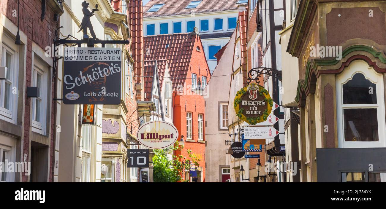 Panorama de muchas señales en la calle narow del barrio de Schnoor en Bremen, Alemania Foto de stock