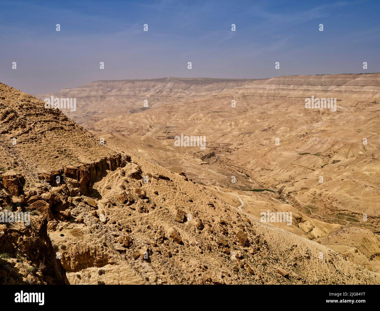Vista profunda del Wadi Mujib, Jordania. Foto de stock