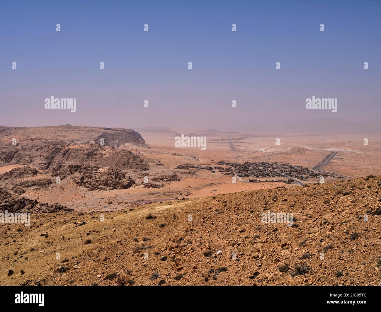 Vista baja de Wadi Rum, Jordania, desde Ras al Naqab. Foto de stock