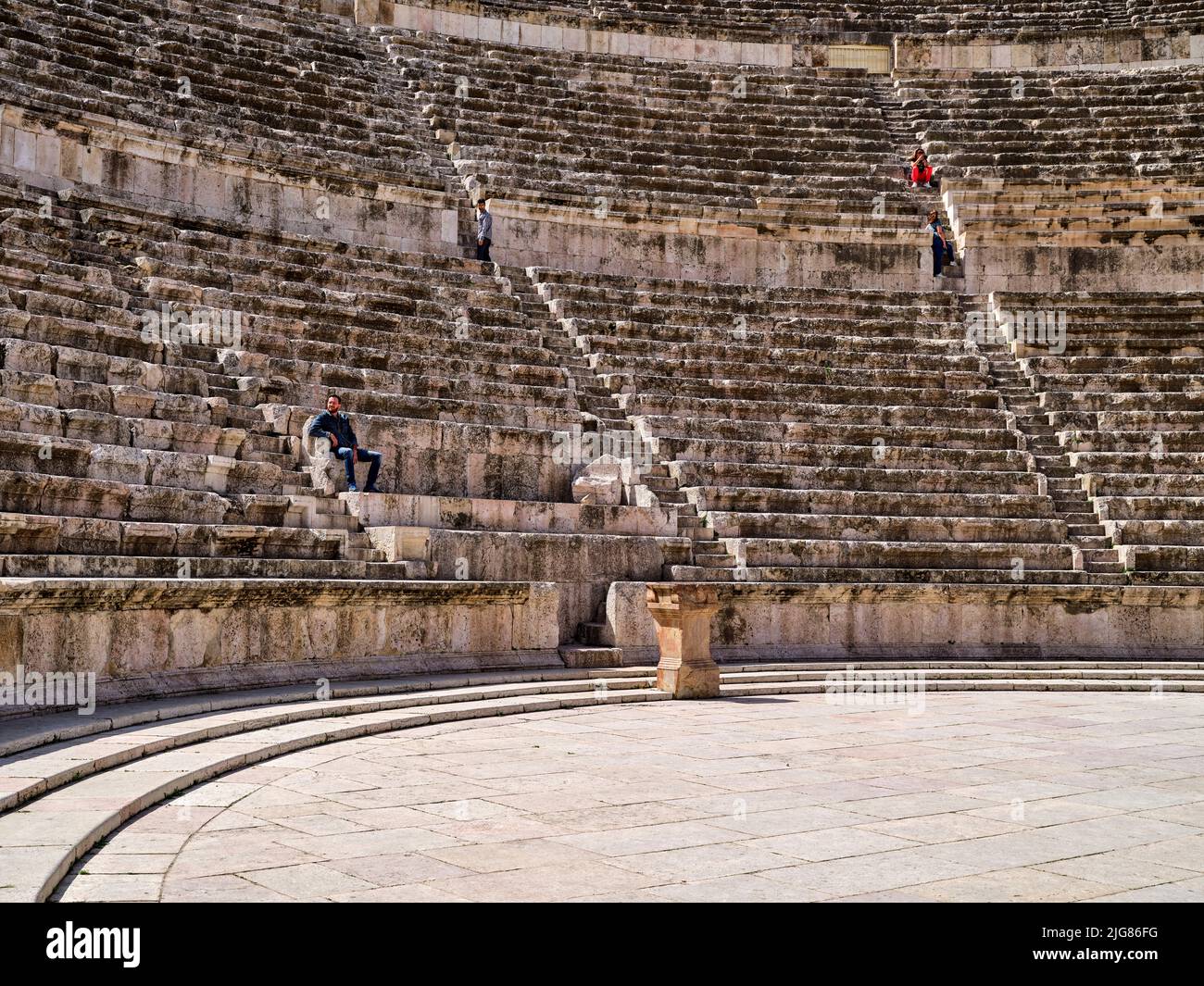 En el teatro romano de Jordania. Foto de stock
