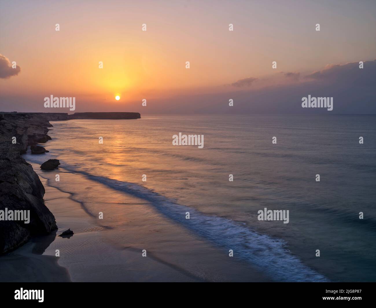 Amanecer en la costa cerca de Taqa, Omán Foto de stock