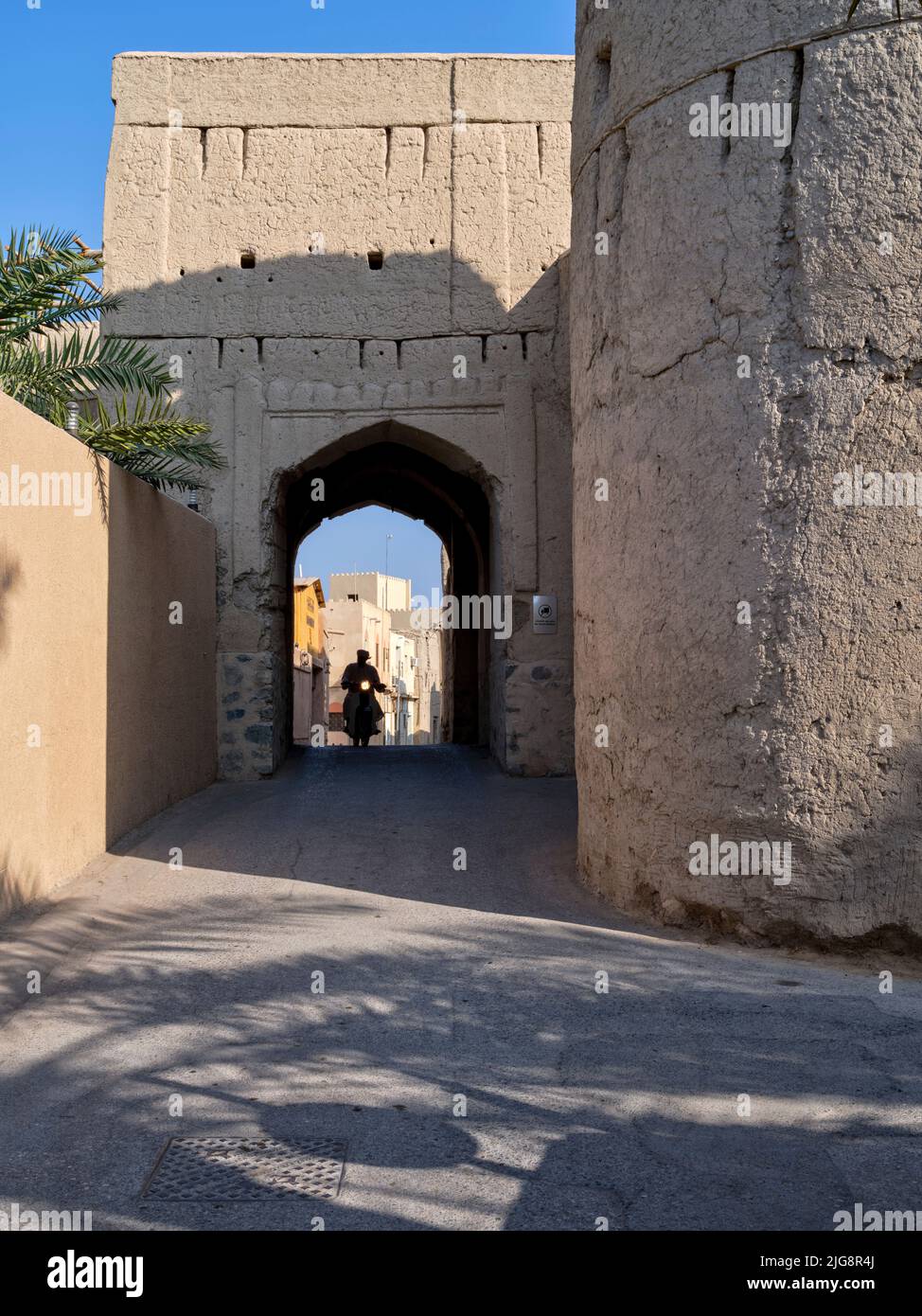 Paseo por la ciudad de Nizwa, Omán. Foto de stock