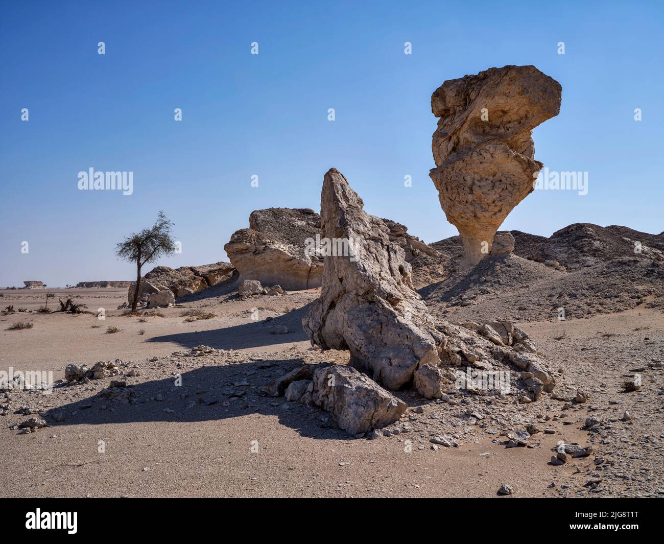 En la carretera en el Al Huqf, un desierto de piedra entre el Mar Arábigo y el Rub al-Khali, Omán Foto de stock
