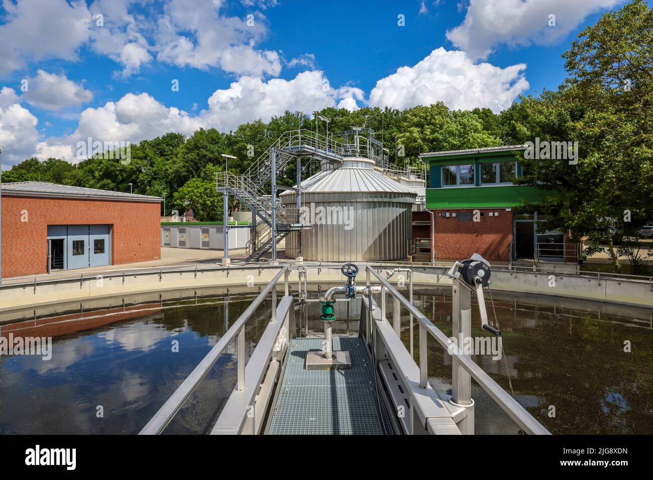Planta de purificación Voerde, tratamiento de aguas residuales en el modernizado Klaeranlage, Voerde, Bajo Rin, Renania del Norte-Westfalia, Alemania Foto de stock