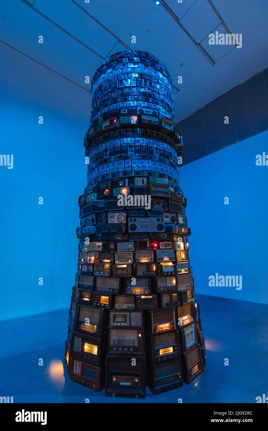Inglaterra, Londres, Southwark, Bankside, Tate Modern Art Gallery, escultura analógica del artista conceptual brasileño Cildo Meireles titulado 'Babel' de 2001 Foto de stock