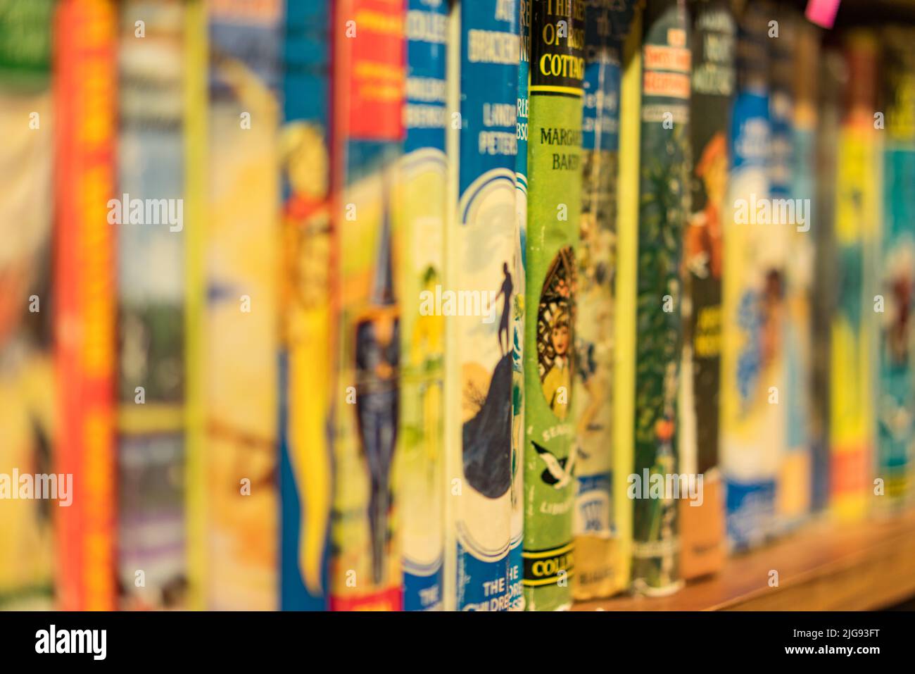 Interior de librería con estante de libros en Hay on Wye en Herefordshire, Inglaterra. Foto de stock