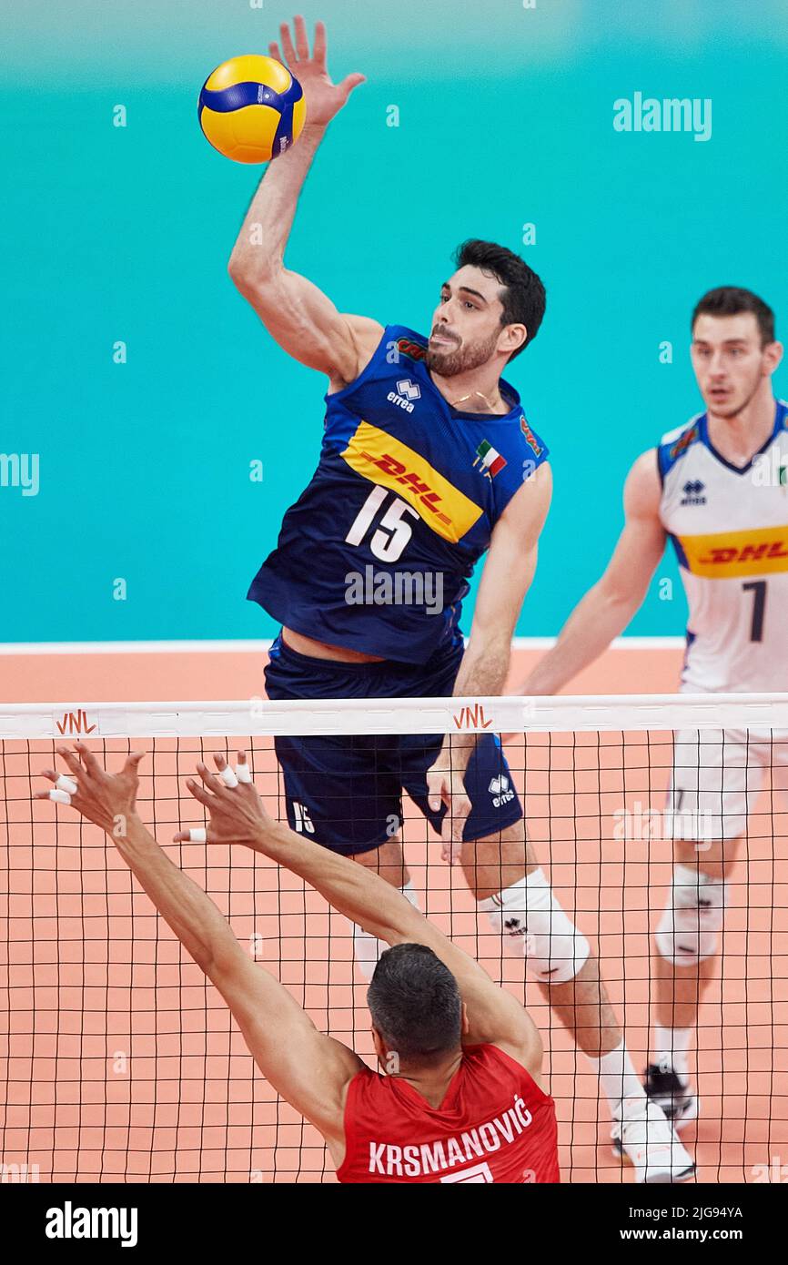 Gdansk, Polonia. 08th de julio de 2022. Daniele Lavia (C) de Italia en acción contra Petar Krsmanovic (C-front) de Serbia durante el partido masculino 2022 FIVB Liga de Naciones de Voleibol entre Italia y Serbia en Gdansk, Polonia, 08 de julio de 2022. Crédito: PAP/Alamy Live News Foto de stock