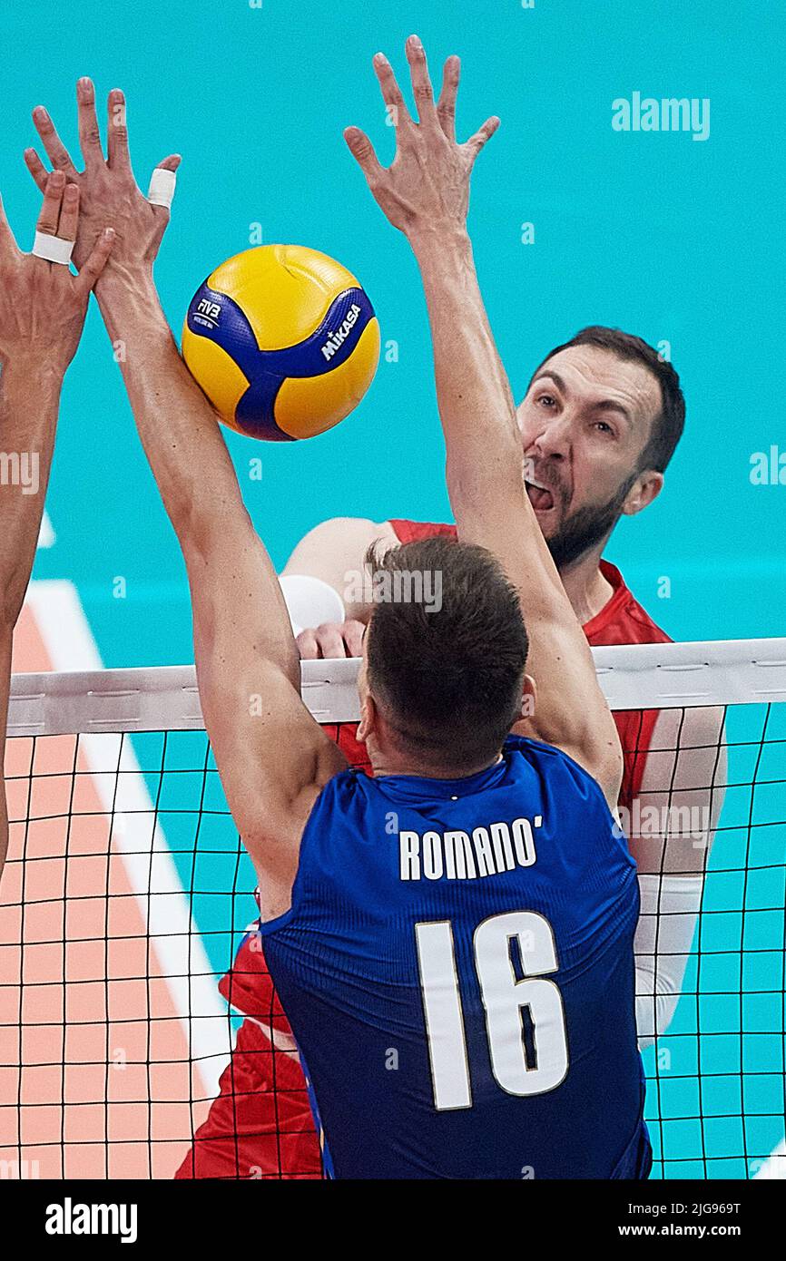 Gdansk, Polonia. 08th de julio de 2022. Yuri Romano de Italia en acción contra Nemanja Petric (trasero) de Serbia durante el partido masculino FIVB 2022 Liga de Naciones de Voleibol entre Italia y Serbia en Gdansk, Polonia, 08 de julio de 2022. Crédito: PAP/Alamy Live News Foto de stock