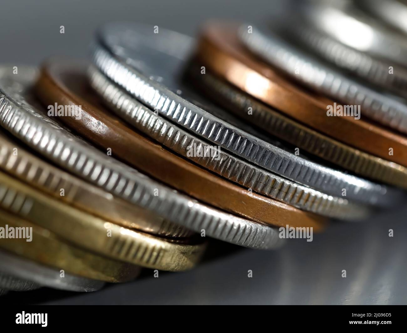 La imagen del dinero, en este caso las monedas, expresa cuestiones fiscales. Foto de stock