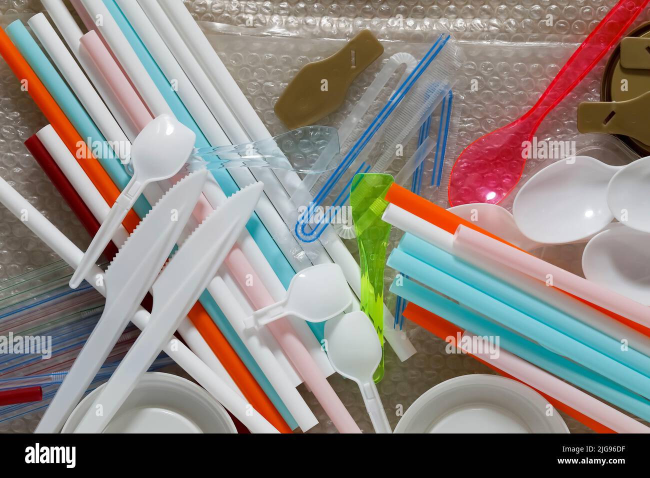Los objetos plásticos desechables son fáciles y cómodos de usar, pero el material del que están hechos contamina gravemente el medio ambiente. Foto de stock
