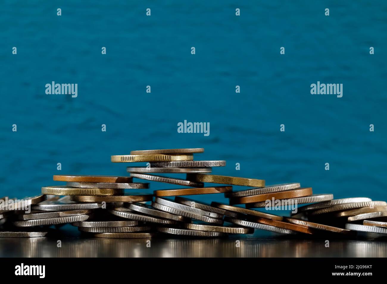 La imagen del dinero, en este caso las monedas, expresa inestabilidad financiera. Foto de stock