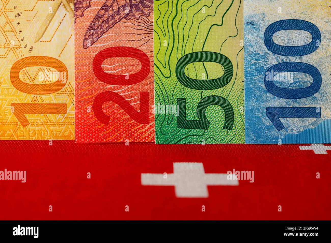 El símbolo de la bandera suiza completa la visión de los billetes suizos de diversas denominaciones. Estos nuevos billetes son la octava serie de billetes Foto de stock