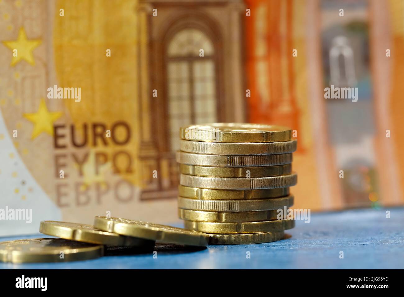 Aquí están las monedas y un billete. La moneda de la zona del euro está en circulación desde 2002. Foto de stock