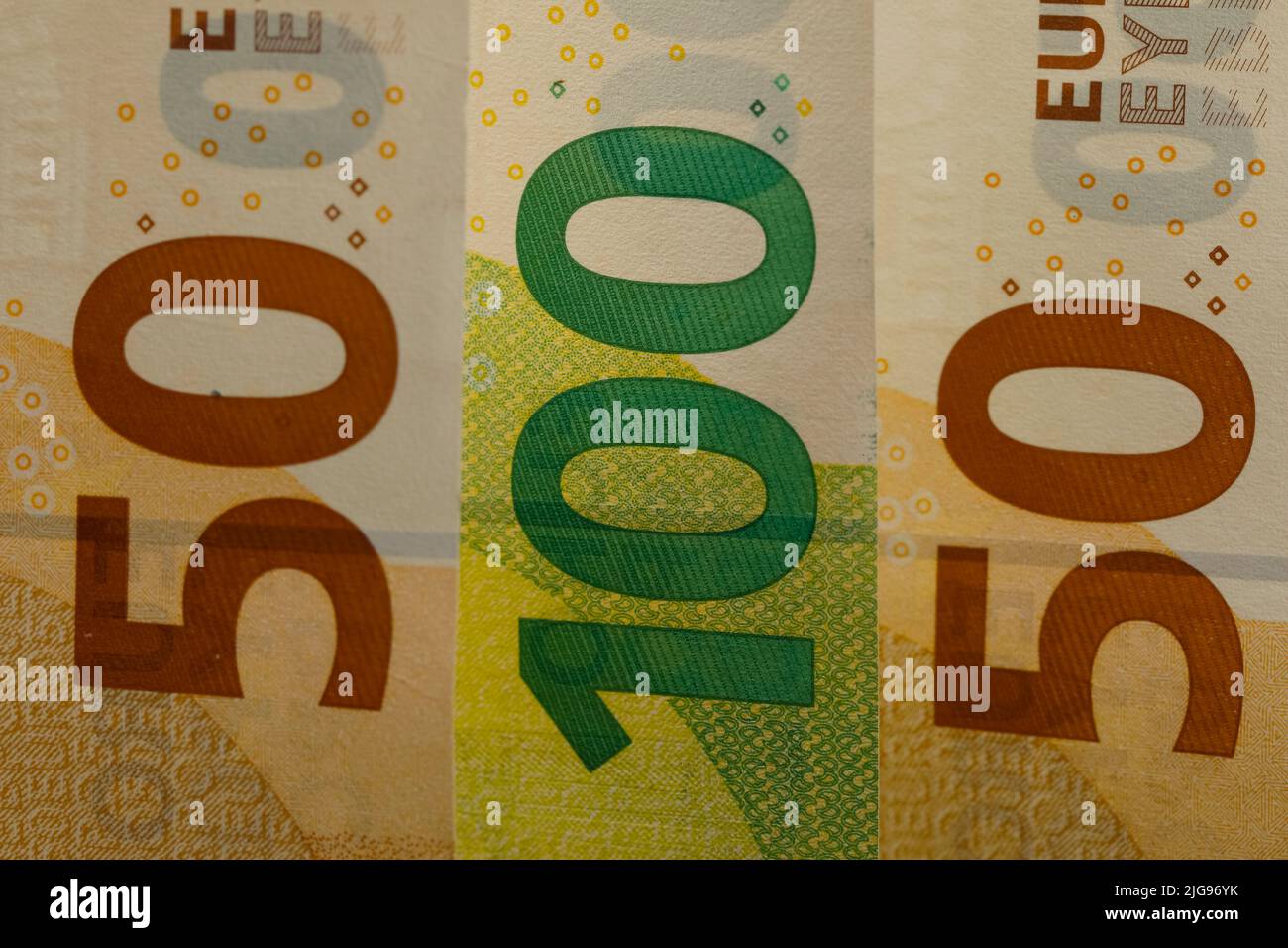 Los billetes en euros forman el trasfondo. La moneda de la zona del euro ha estado en circulación desde 2002 y los billetes en euros no están hechos de papel, sino de Foto de stock