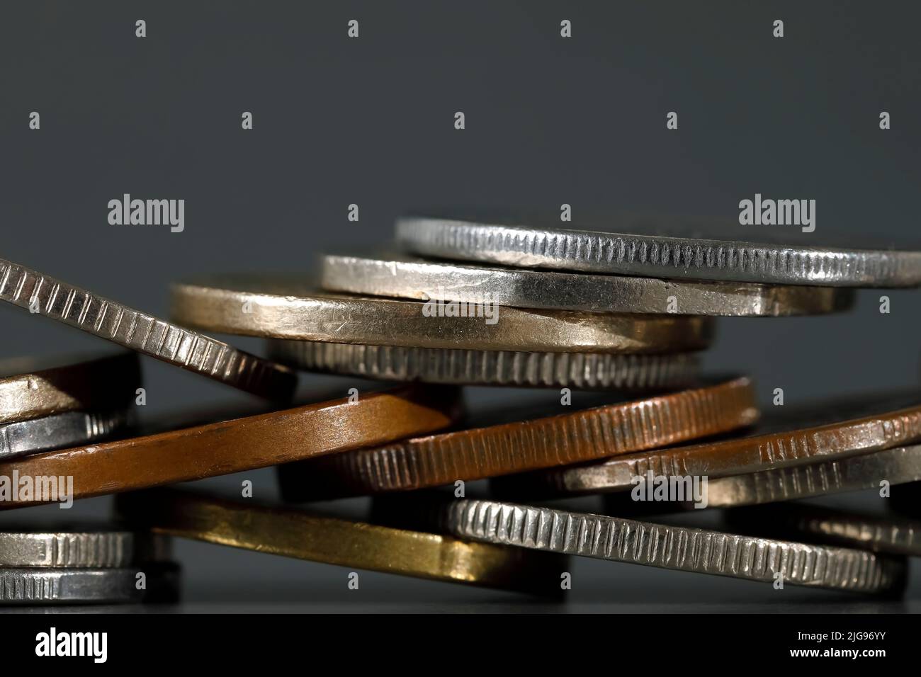 Se trata de monedas diferentes dispuestas sobre fondo gris. Foto de stock
