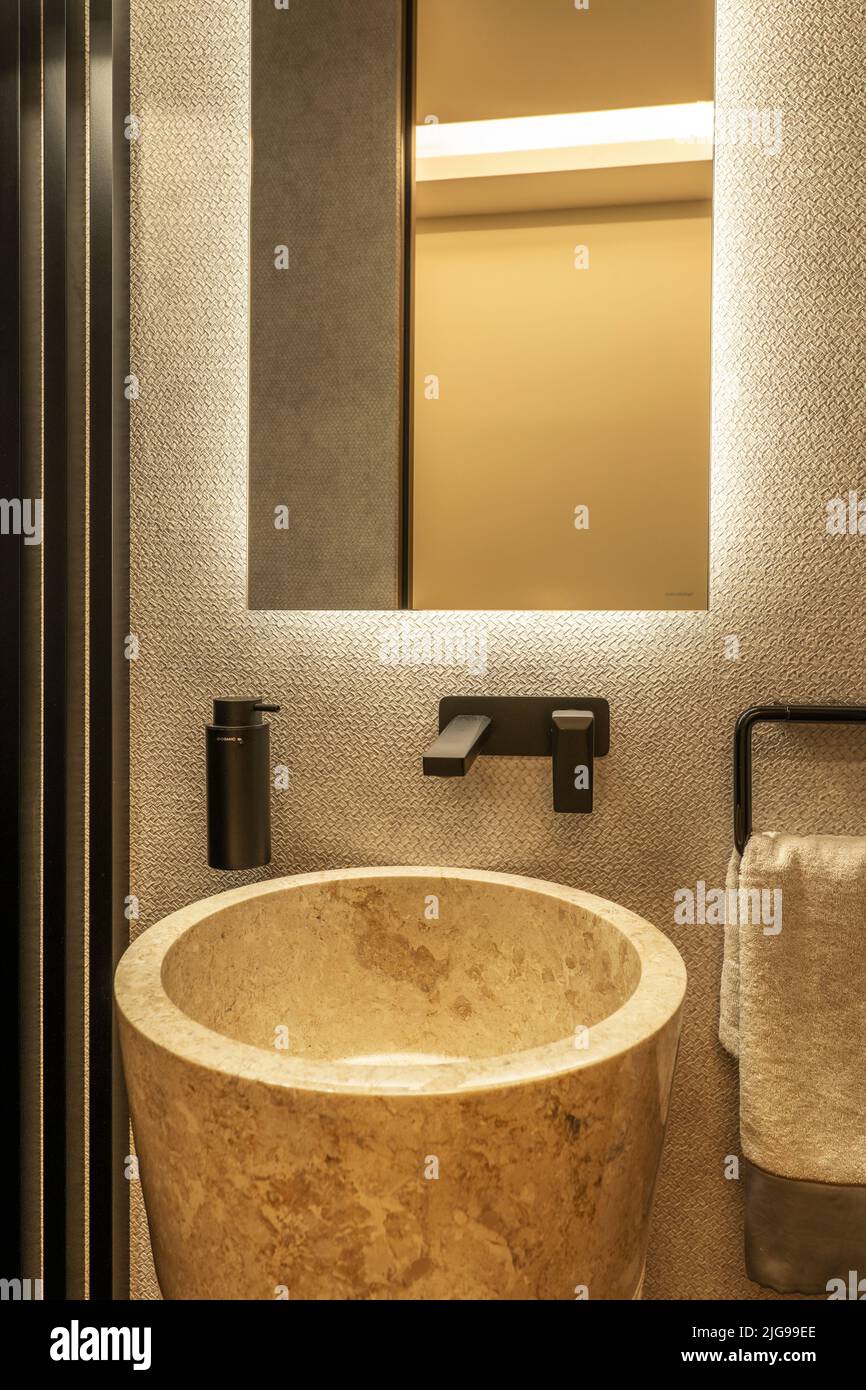 Baño sencillo con ducha negra, espejo redondo y azulejos blancos clásicos  Fotografía de stock - Alamy