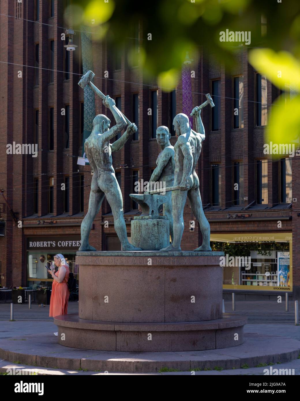 La estatua de los Tres Smiths en el centro de Helsinki un día de verano Foto de stock