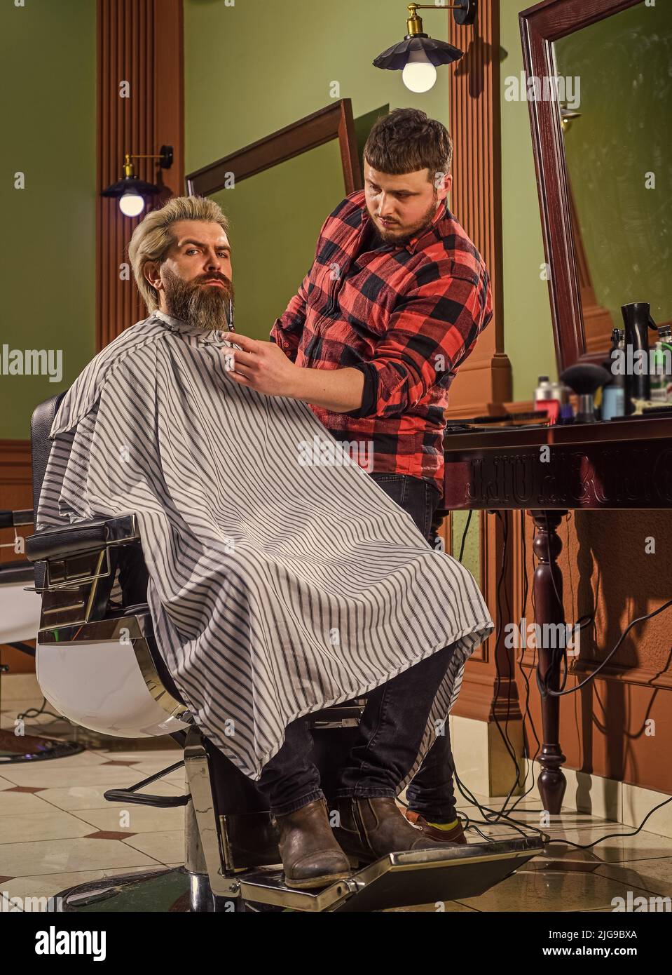 Hombre con barba en el barbero Fotografía de stock - Alamy