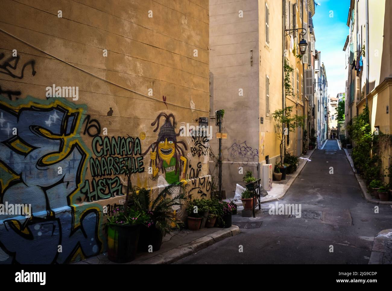 Marsella, Francia, 2022 de mayo, vista de la calle Baussenque en el distrito de Le Panier Foto de stock