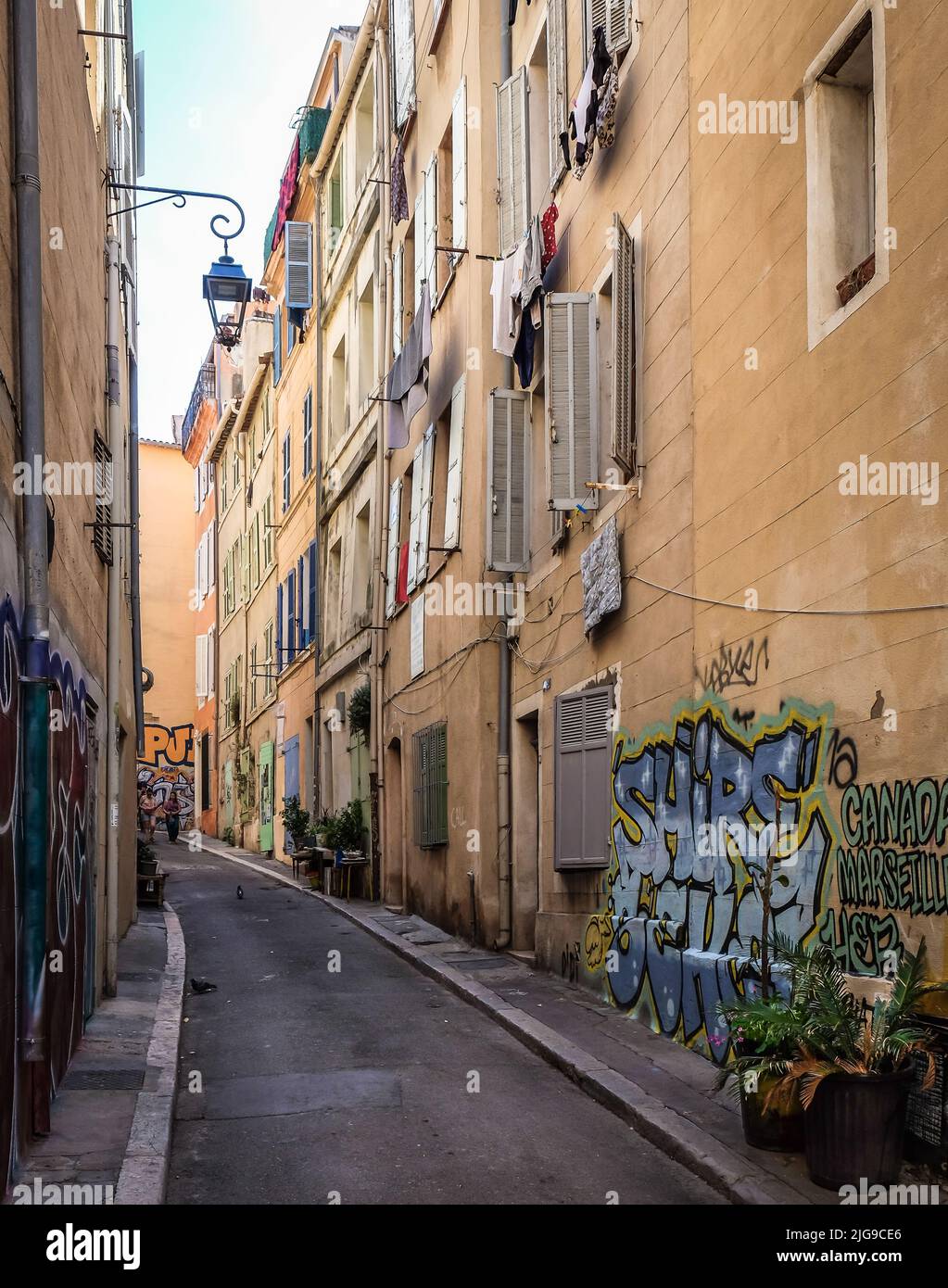 Marsella, Francia, 2022 de mayo, vista de la calle Baussenque en el distrito de Le Panier Foto de stock