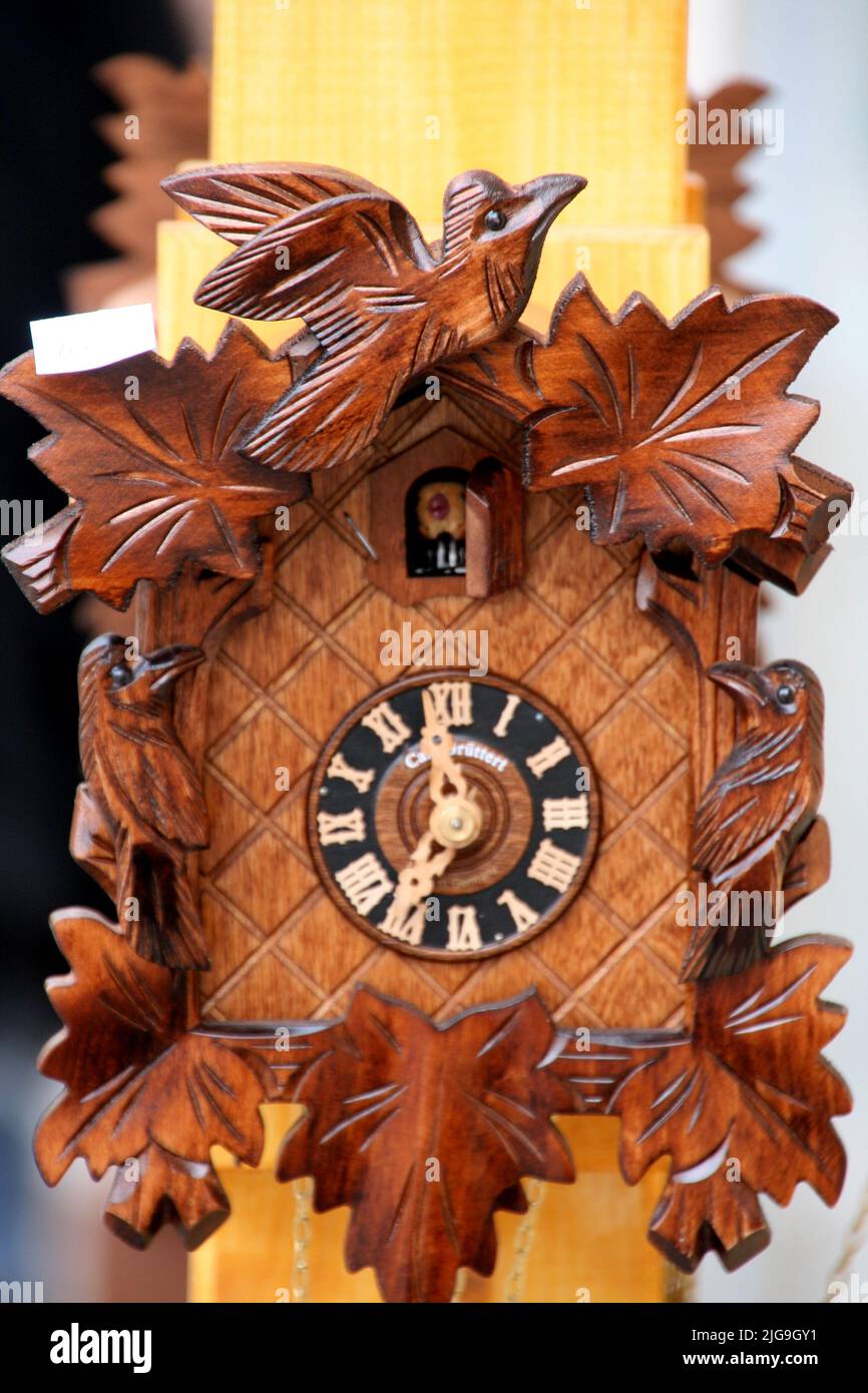 Un lindo reloj de madera tallada en una pared Fotografía de stock - Alamy